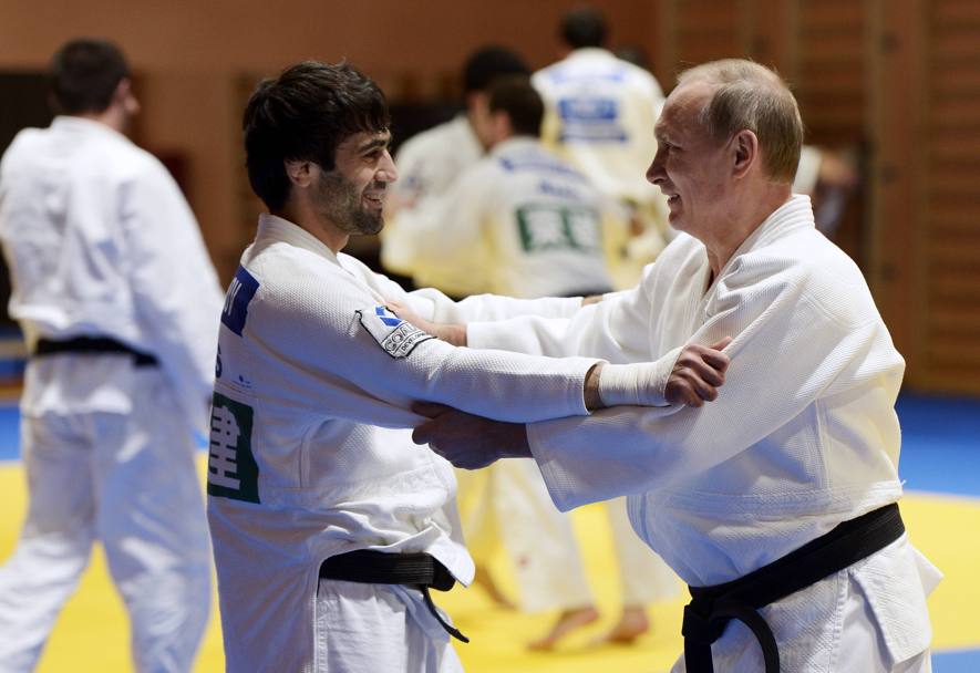 Sochi: il presidente russo Vladimir Putin, qui a tu per tu con Beslan Mudranov, viceiridato e campione europeo nella cat. -60 kg, partecipa a un allenamento della Nazionale russa di judo (Olycom)